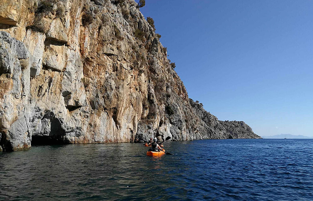 Θάλασσα, Ήλιος & Σιωπή: Γιατί το καγιάκ στην Κάλυμνο είναι η απόλυτη καλοκαιρινή απόδραση