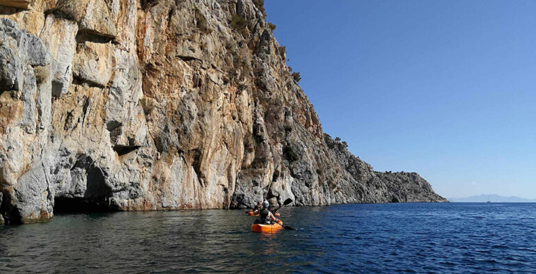 Θάλασσα, Ήλιος & Σιωπή: Γιατί το καγιάκ στην Κάλυμνο είναι η απόλυτη καλοκαιρινή απόδραση